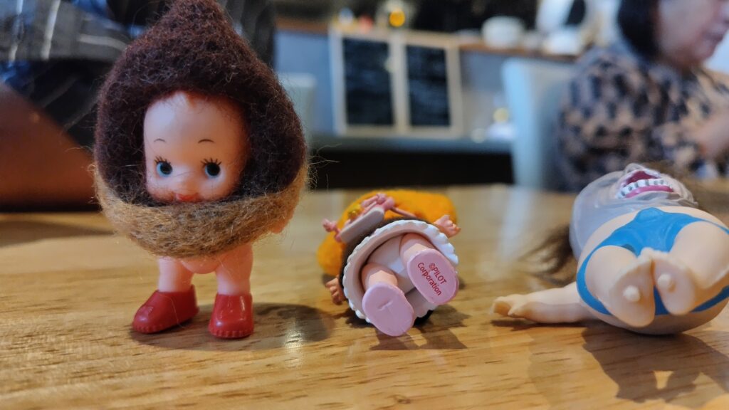 栗の羊毛フェルトを被ったキューピー