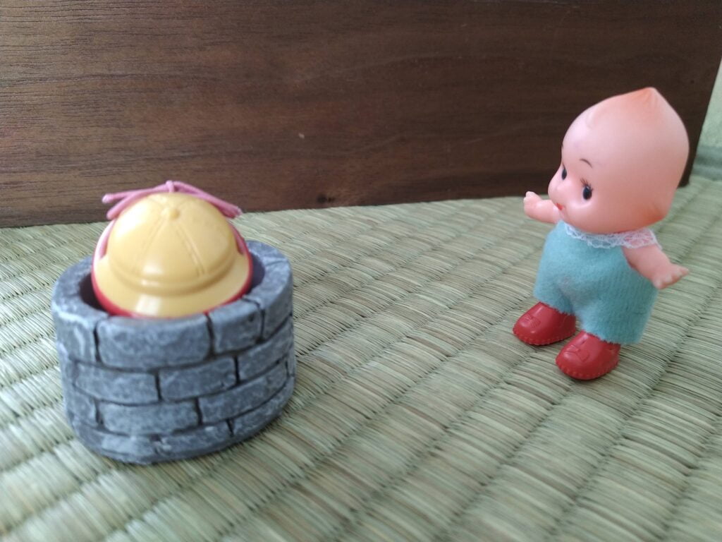 井戸の上に帽子が落ちてるわ